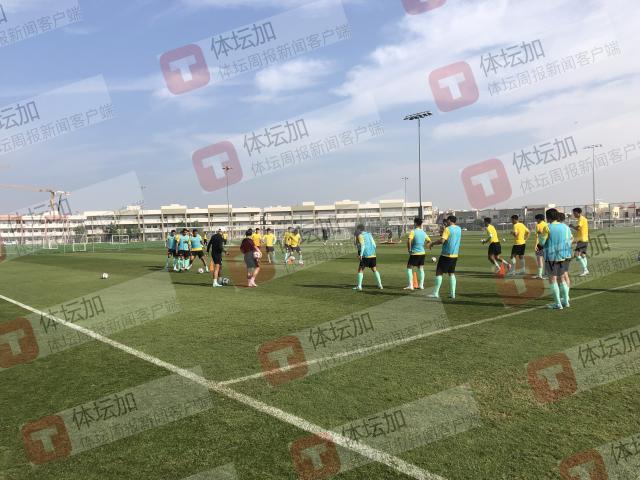 国足所使用的训练场，背景为宿舍区，供组织青少年球员比赛期间使用。.jpg